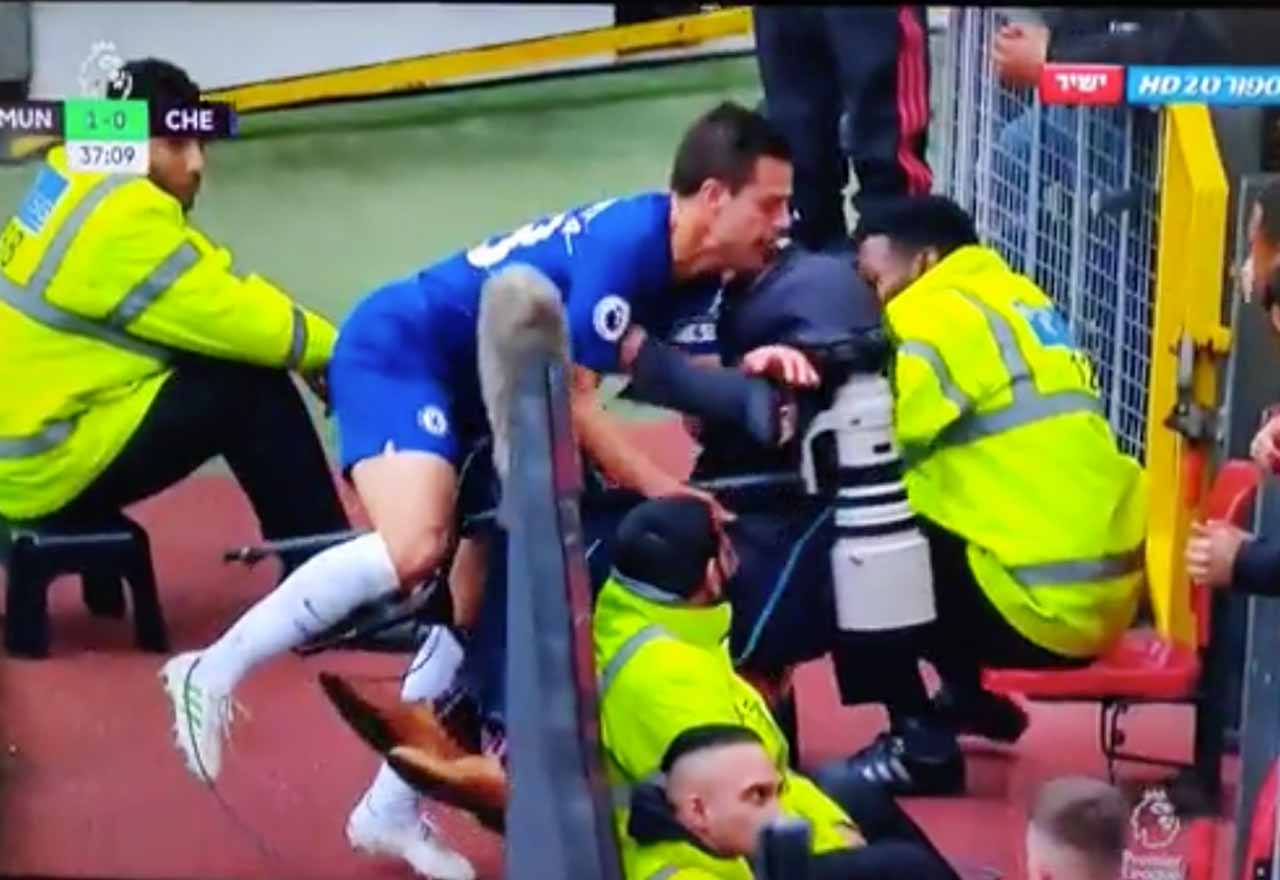 Azpilicueta nói gì về tình huống bị Lukaku đẩy bay ra đường biên?